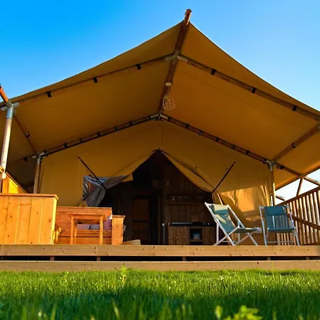 Сasa de vacaciones Nice Tent With Swimming Pool