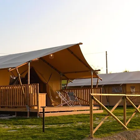 Nice Tent With Swimming Pool Nyaraló